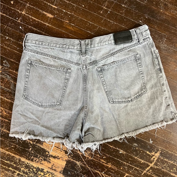 Lucky Brand Traveler High Waisted Jean Short Light Wash Gray - Picture 7 of 13